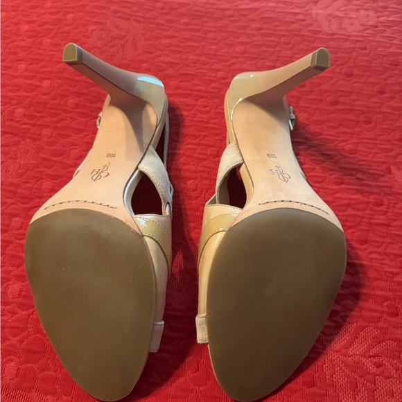 Cole Haan Women’s leather/suede heel. Leather, suede patent leather. - Picture 8 of 11